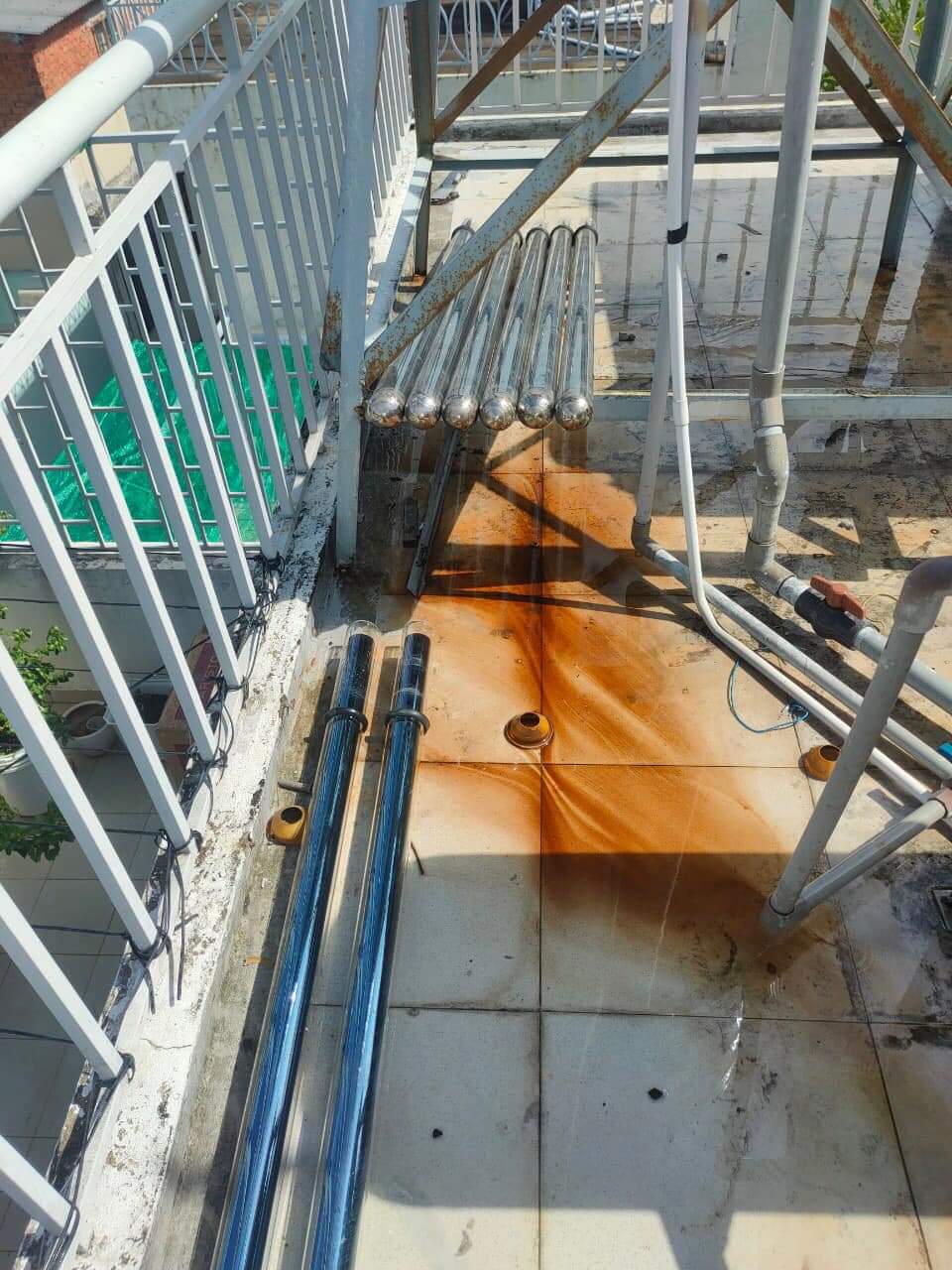vệ sinh máy nước nóng năng lượng mặt trời