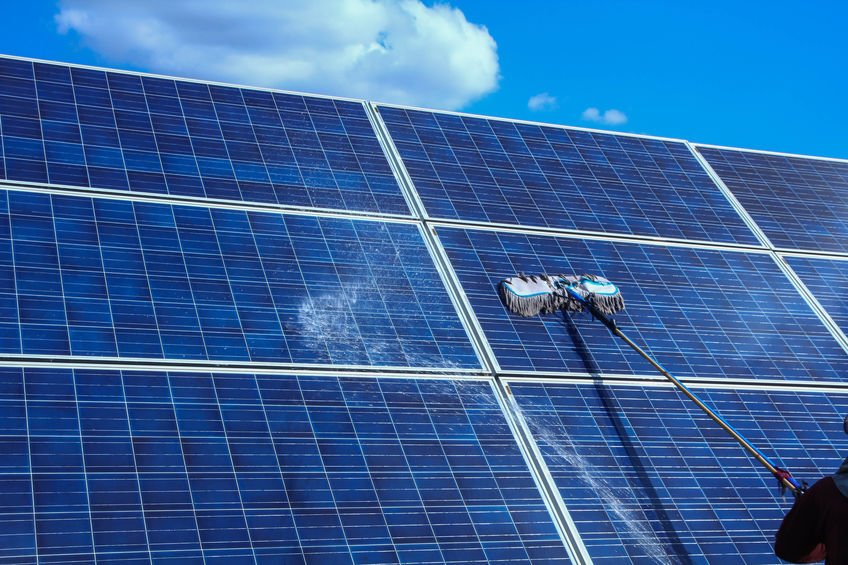 ve-sinh-pin-nang-luong-mat-troi