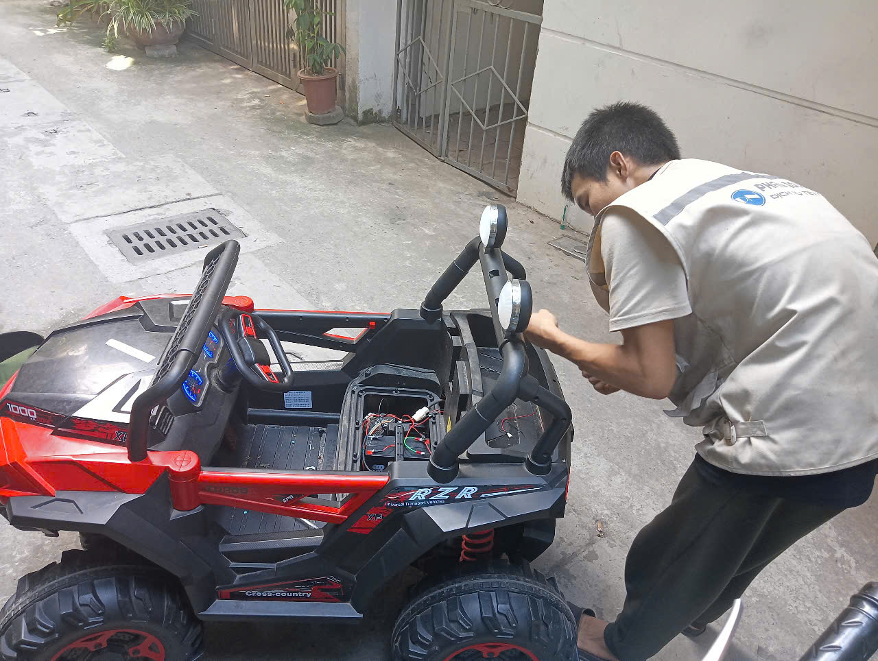 sửa xe ô tô điện trẻ em tại nhà