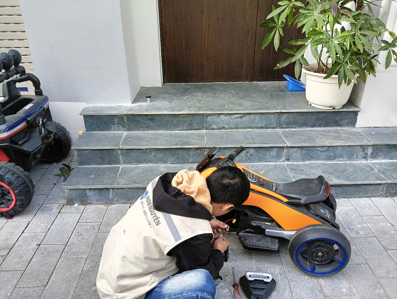 sửa xe mô tô điẹn trẻ em