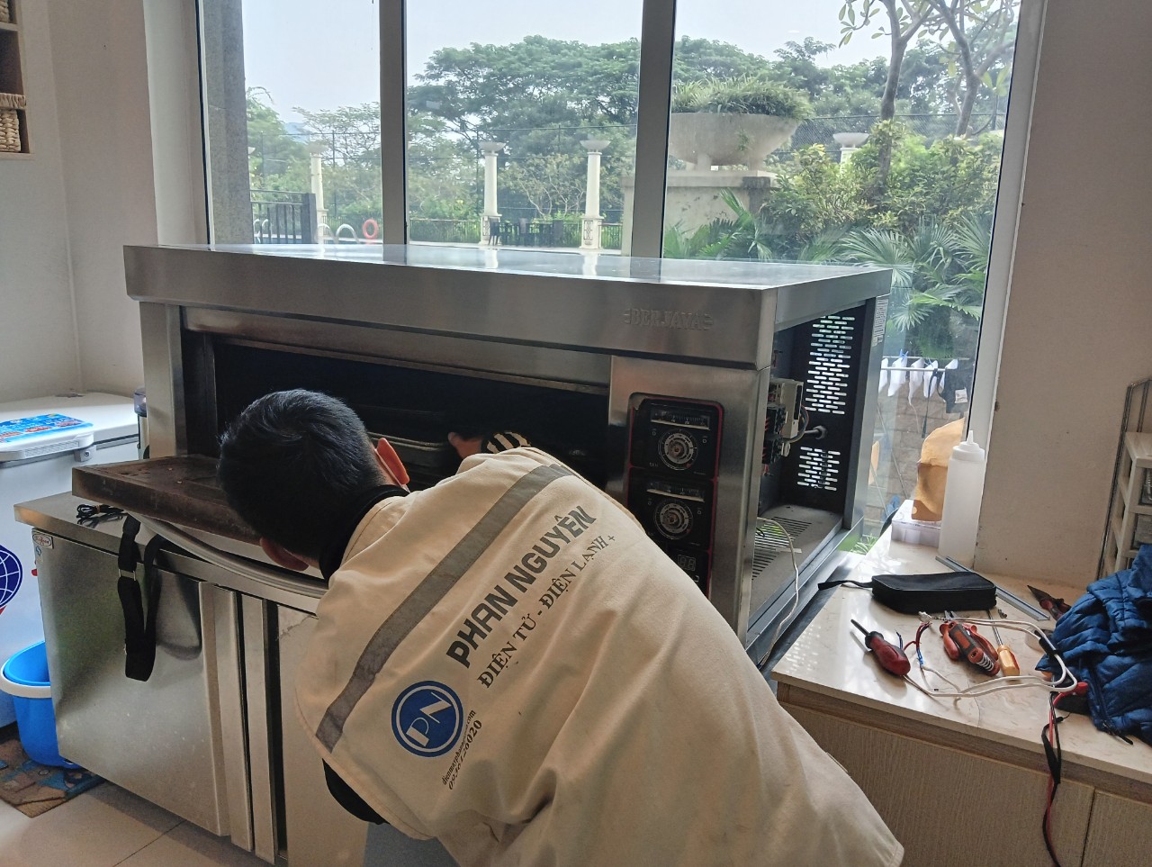 vệ sinh lò nướng công nghiệp nhà hàng