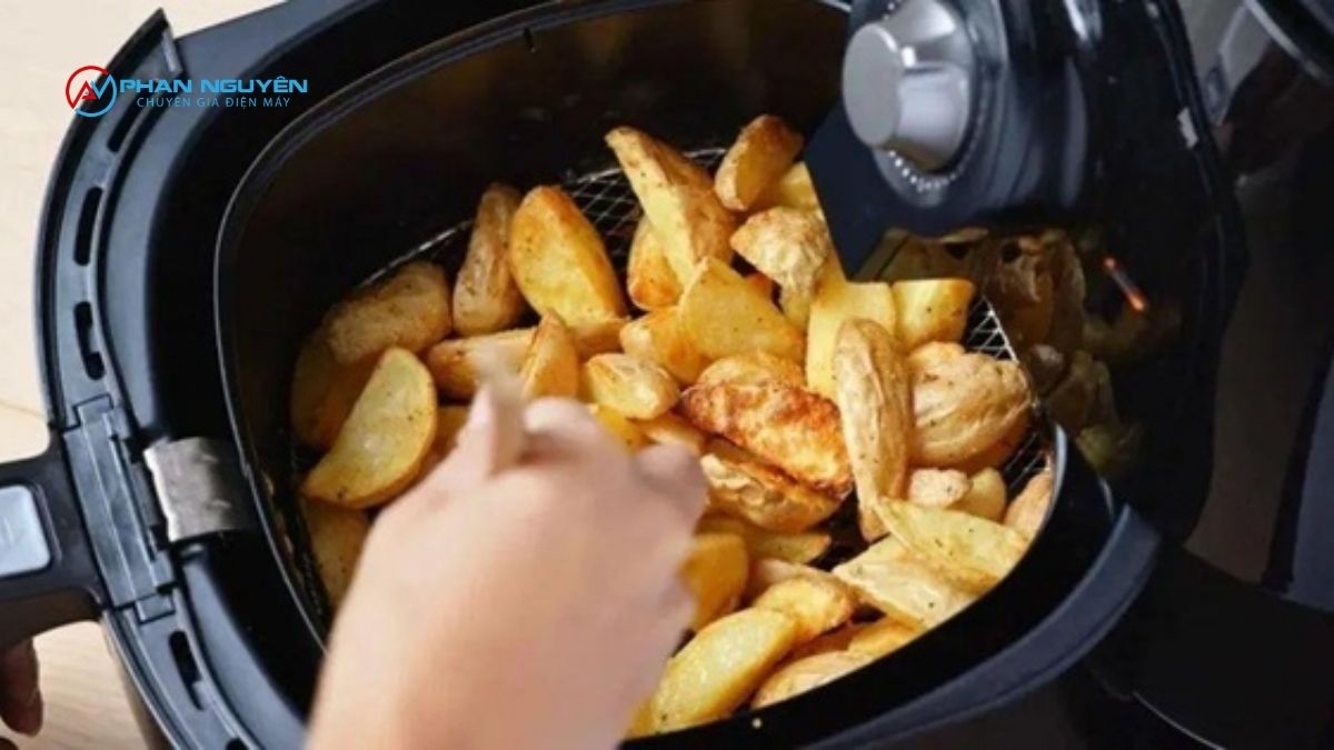 Khi Nào Cần Gọi Thợ Sửa Quạt Nồi Chiên Không Dầu Chuyên Nghiệp?