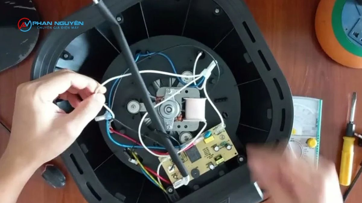 Quy Trình Tự Kiểm Tra Nồi Chiên Không Dầu Không Nóng Tại Nhà (5 Bước An Toàn)