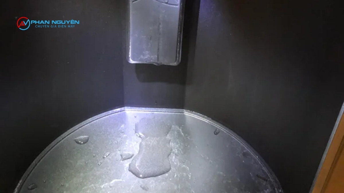 6 Nguyên Nhân Phổ Biến Khiến Máy Làm Đá Bị Rò Nước