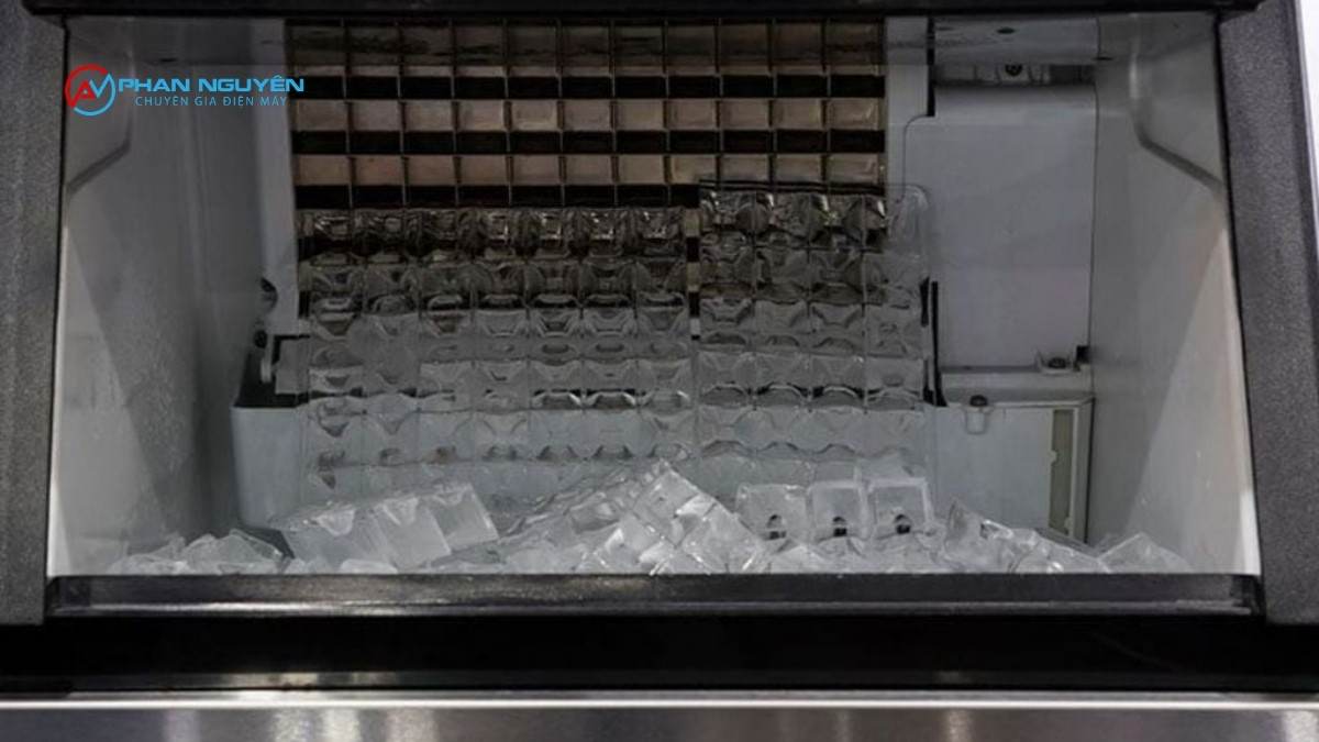 Dấu Hiệu Máy Làm Đá Đang "Kêu Cứu" Cần Vệ Sinh Ngay