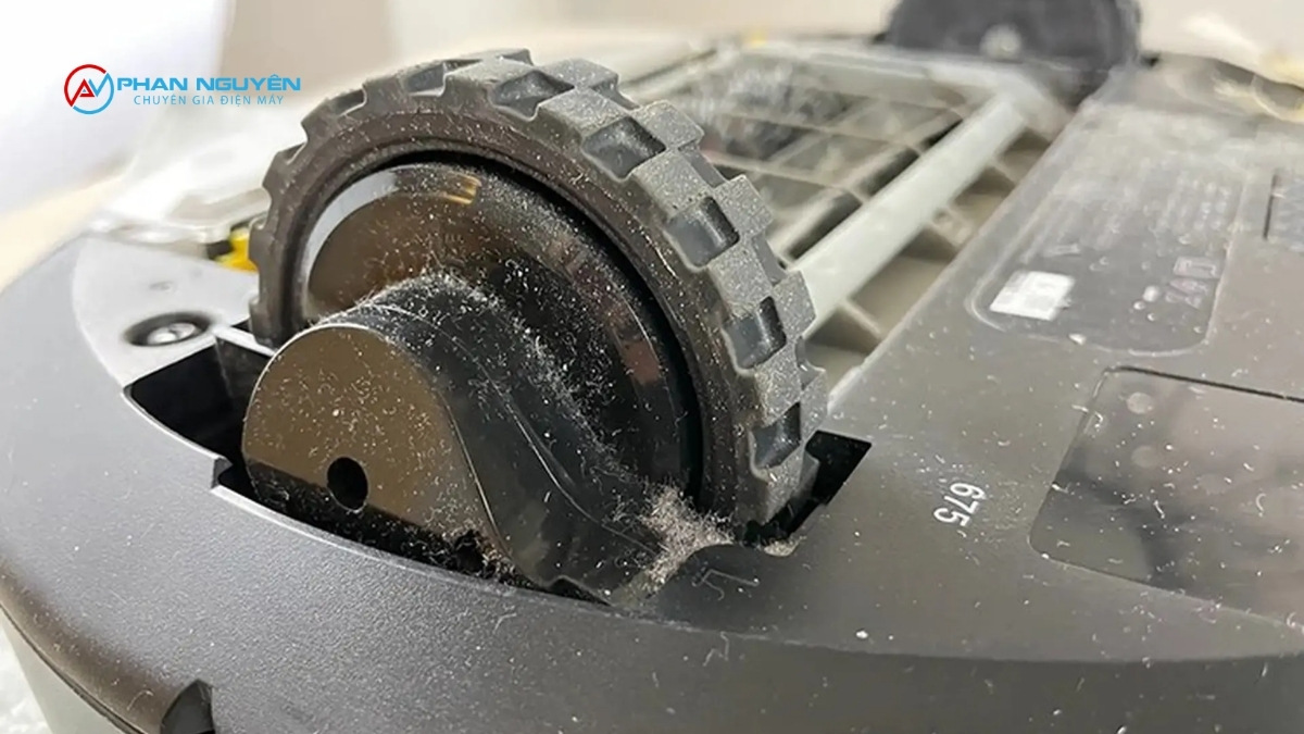 Dấu hiệu nhận biết bánh xe robot hút bụi bị kẹt (không phải lỗi khác)