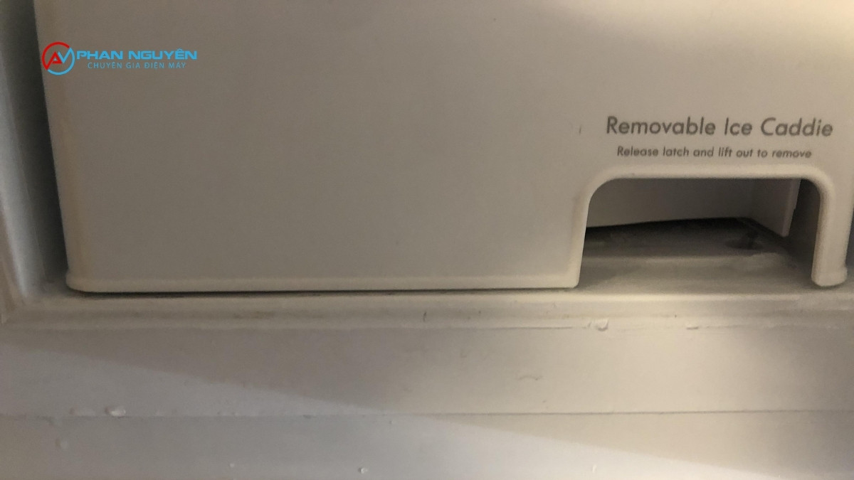 Nhận Biết Máy Làm Đá Bị Rò Nước Qua Vị Trí Chảy – Đừng Bỏ Qua Bước Này