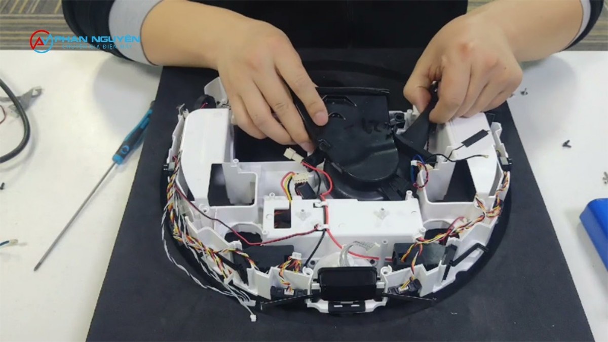 Robot hút bụi nhà bạn đang gặp lỗi gì? Nhận diện nhanh trước khi gọi thợ