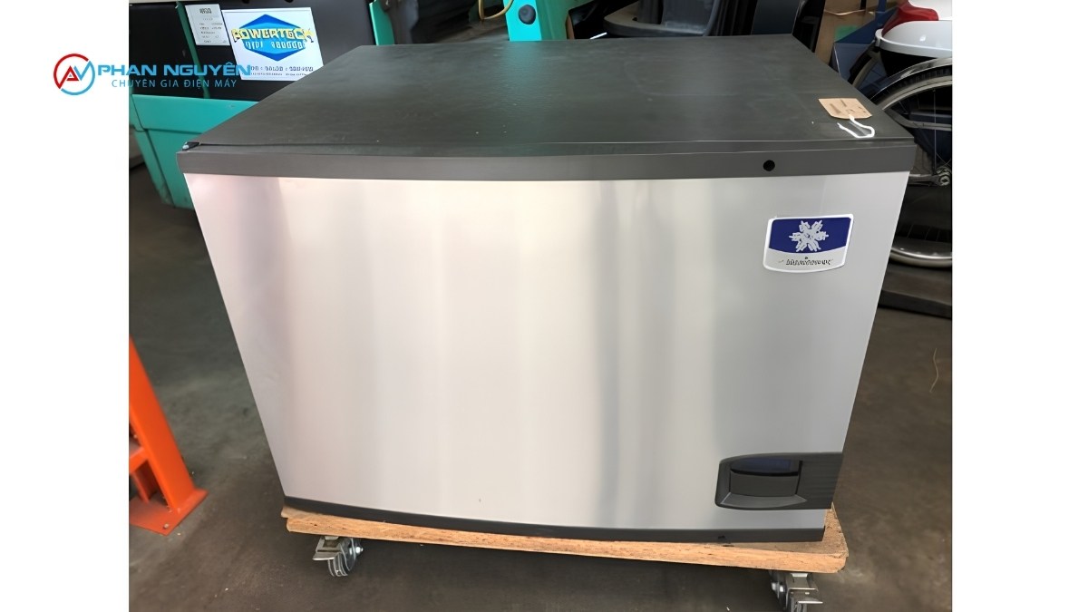 Tại Sao Máy Manitowoc Cần Thợ Chuyên Hãng — Không Phải Thợ Điện Lạnh Thông Thường?