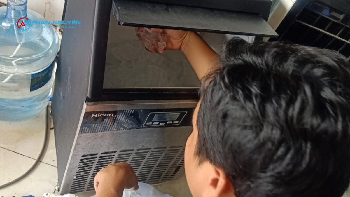 Vì Sao Chọn Sai Đơn Vị Sửa Máy Làm Đá Lại Tốn Hơn Mua Máy Mới?