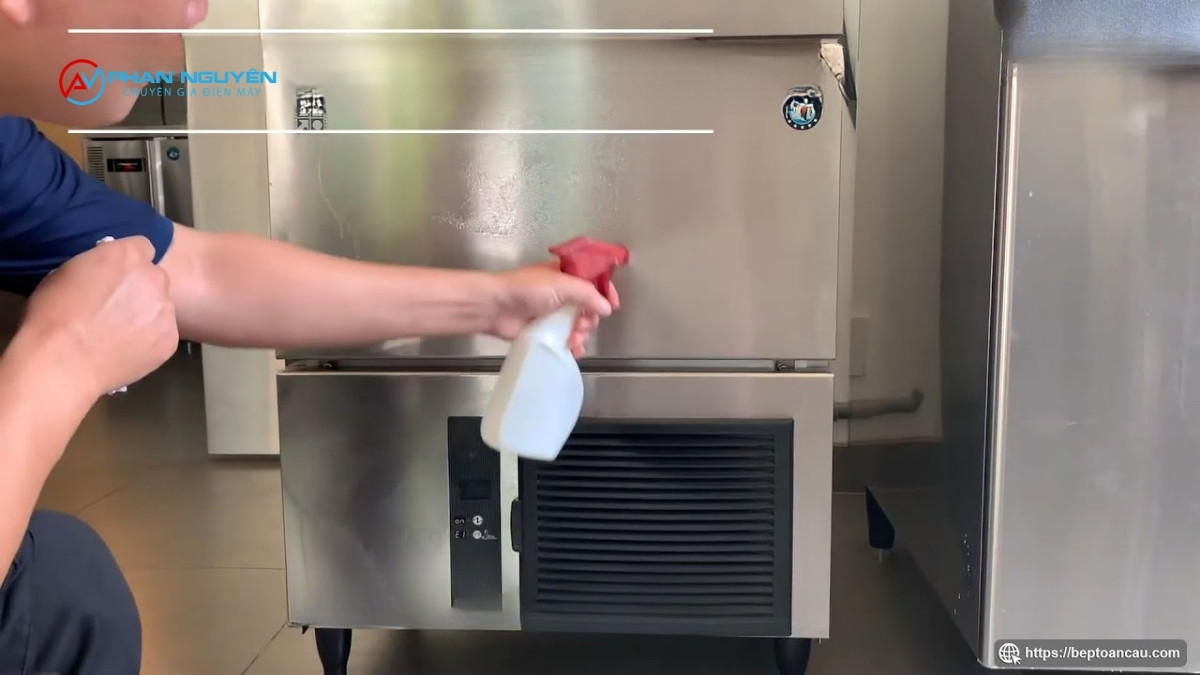 Vì Sao Máy Làm Đá Bị Đóng Cặn Và Khi Nào Cần Tẩy?