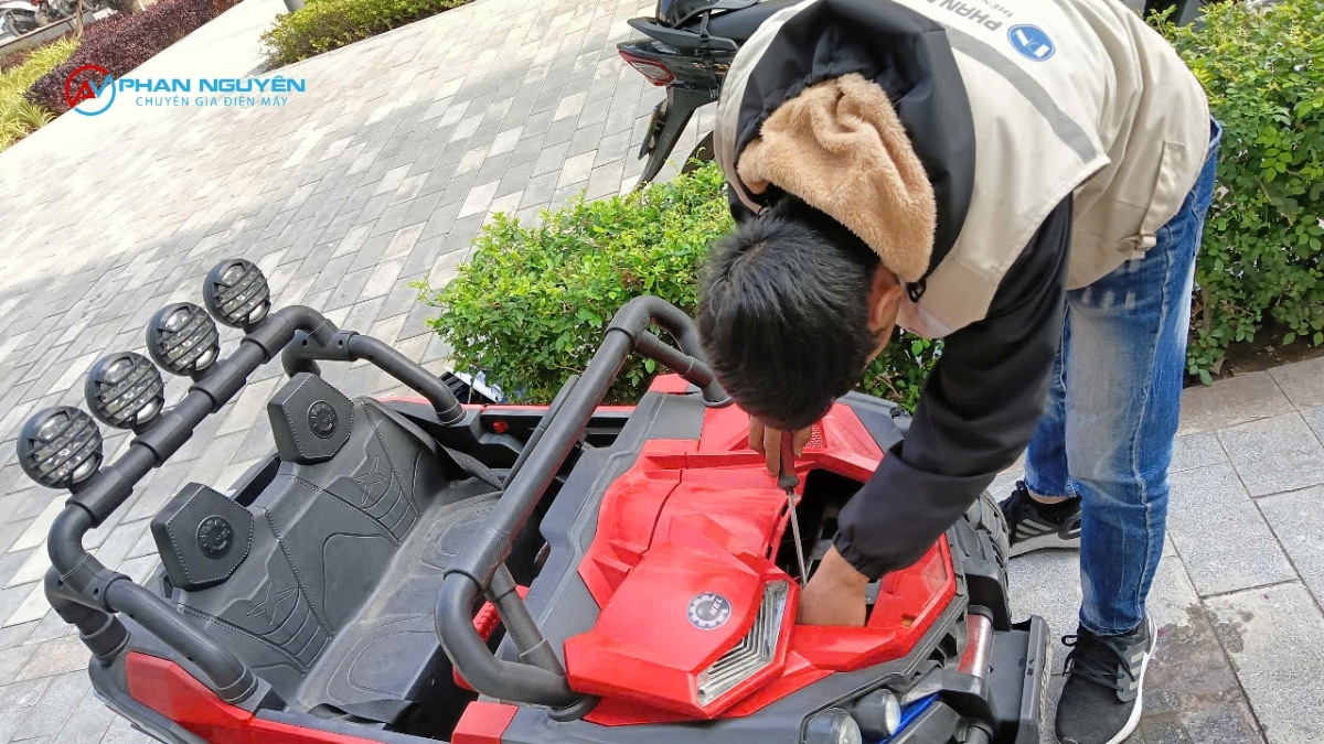 Tại Sao Xe Ô Tô Điện Trẻ Em Dễ Hỏng Hơn Người Lớn Nghĩ?