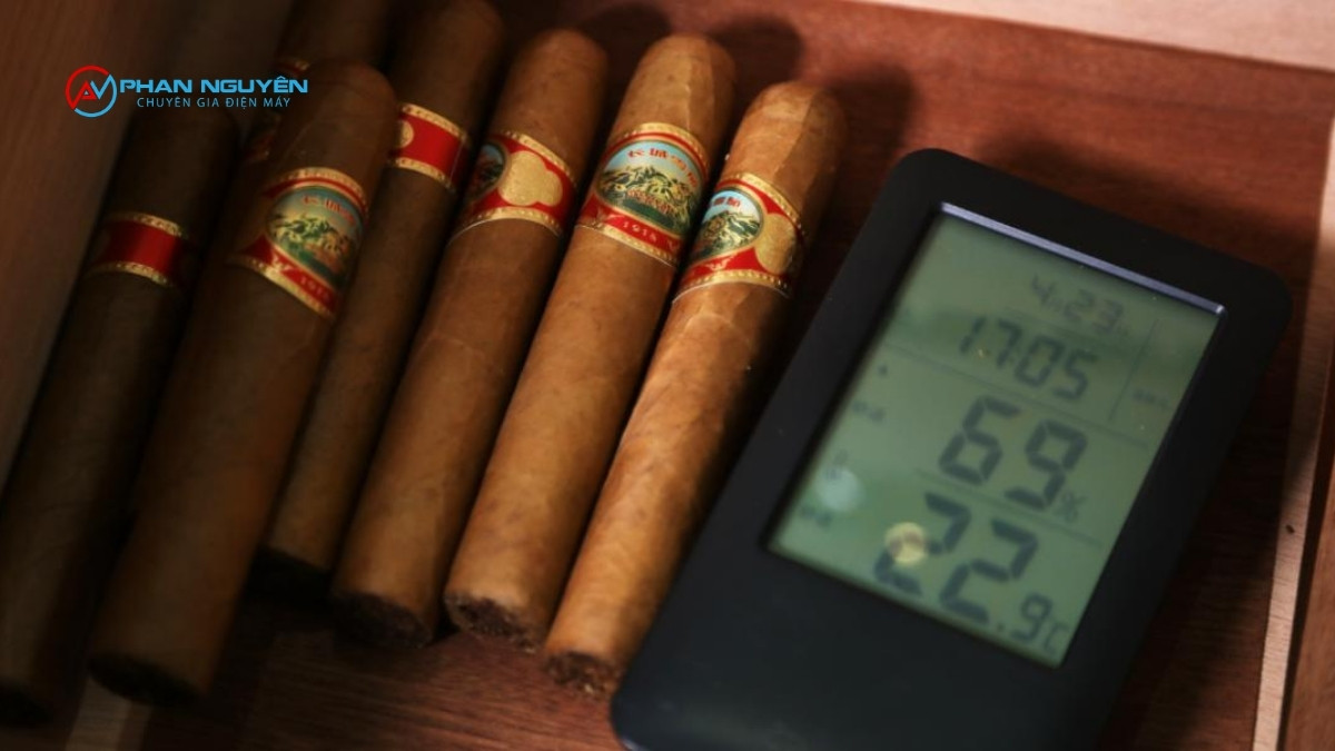 Độ Ẩm Tủ Cigar Bao Nhiêu Là Chuẩn — Và Khi Nào Thực Sự Có Vấn Đề?