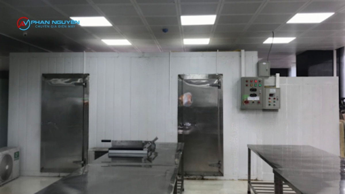 Kho Lạnh Bánh Kem Là Gì? Phân Biệt Với Tủ Bánh Kem Trưng Bày