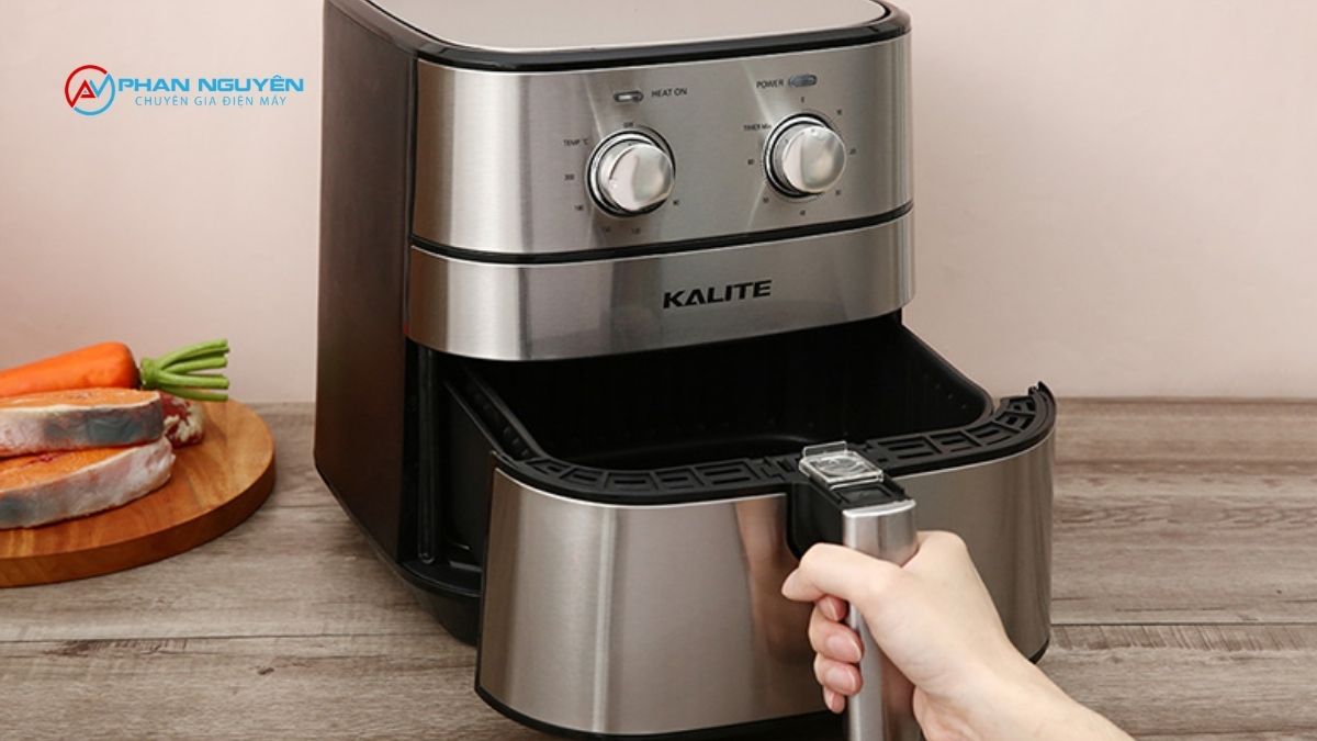 Nên Tự Xử Lý Tại Nhà Hay Gọi Thợ Chuyên Sửa Nồi Chiên Kalite?