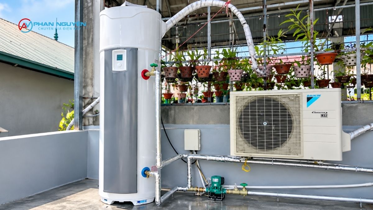 Máy Nước Nóng Năng Lượng Mặt Trời Heat Pump Là Gì Và Vì Sao Khó Chẩn Đoán Lỗi Hơn Máy Thường?