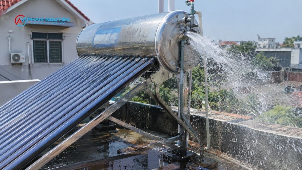 Máy nước nóng thái dương năng bị phun, xì nước mạnh khi xả — cảnh báo không nên bỏ qua