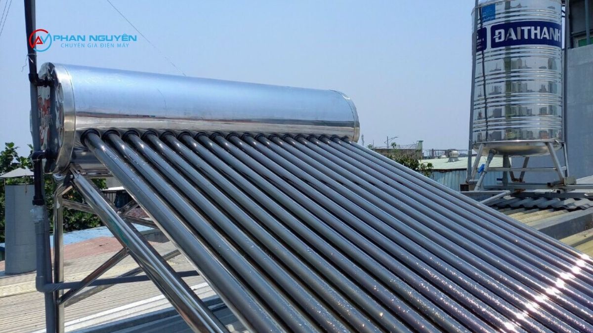 Vì sao sửa máy nước nóng năng lượng mặt trời tại Tây Hồ cần thợ có kinh nghiệm riêng